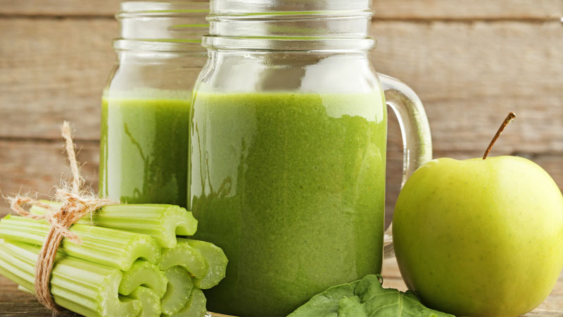 Nước ép cần tây detox cơ thể và giúp da trẻ khỏe, trắng sáng