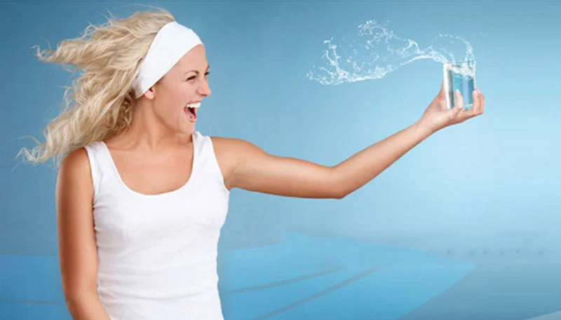 炭酸ミネラルウォーターには高レベルの微量ミネラルが含まれており、水分補給と体にリフレッシュをもたらします。