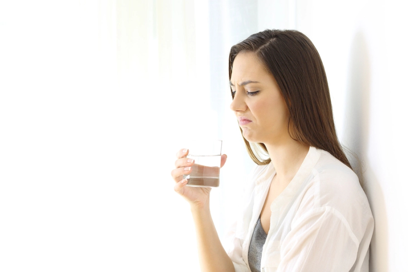 Nước bị thiu: Dấu hiệu, nguyên nhân và cách lưu trữ nước đúng cách