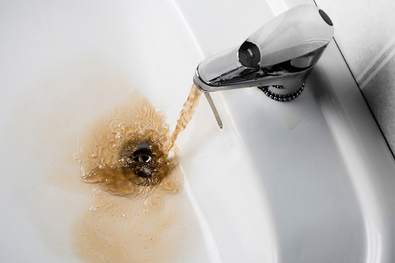 Nước nhiễm sắt cho màu vàng đục, có mùi tanh
