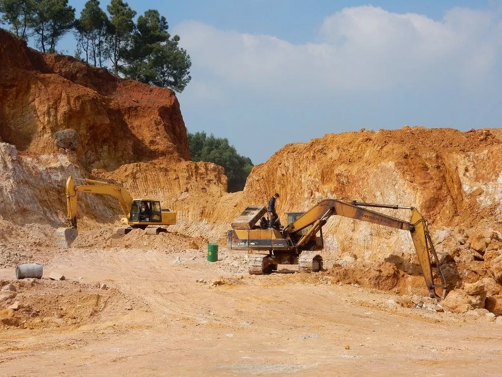 Iron-contaminated water can originate from the influence of mineral mines.