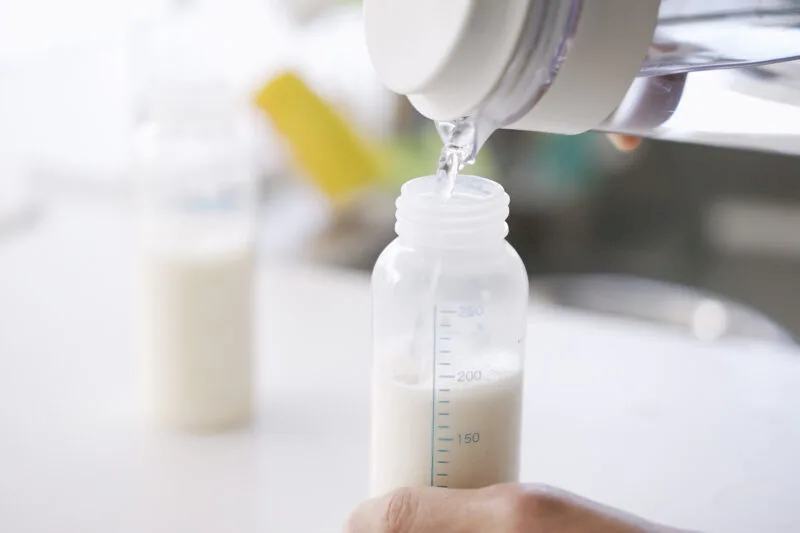 Có sử dụng nước tinh khiết pha sữa cho bé được không? Nên dùng loại nước nào để pha sữa cho bé?