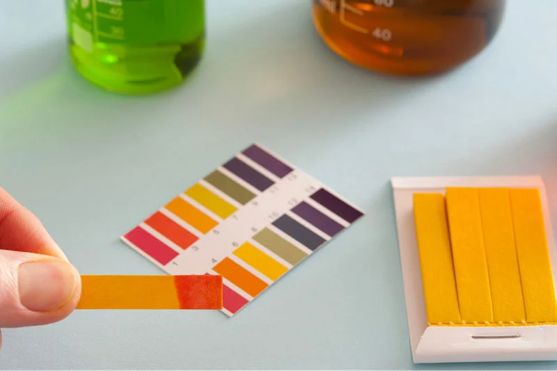 Trong mỗi hộp giấy quỳ tím đều đính kèm bảng màu độ pH để người dùng đối chiếu 