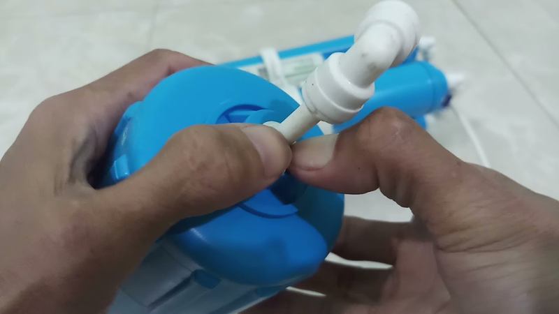 Cần tháo bỏ lọc RO cũ khi thay lõi lọc số 4