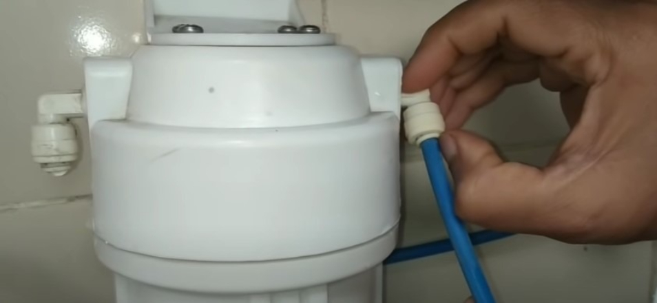 Khi tháo cốc lọc RO cần tháo cẩn thận, tránh rò rỉ nước đến các bộ phận khác trong máy