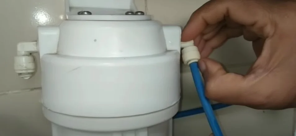 Khi tháo cốc lọc RO cần tháo cẩn thận, tránh rò rỉ nước đến các bộ phận khác trong máy