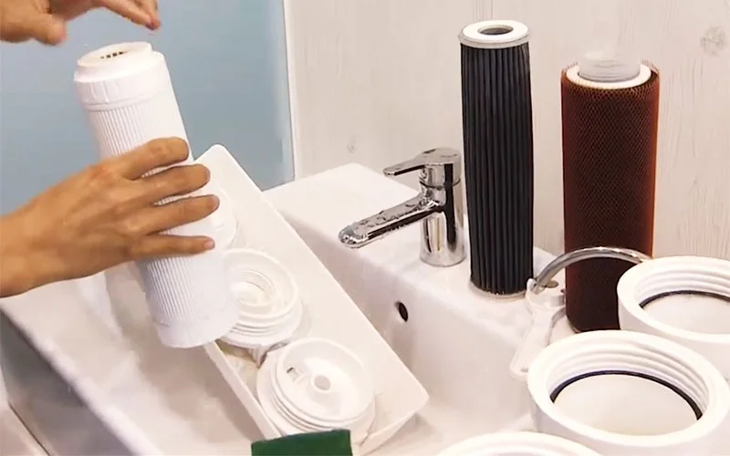 Tiến hành thay lõi lọc RO mới