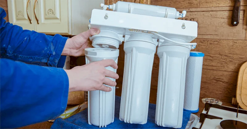 Tiến hành lắp đặt các lõi lọc vào từng cốc lọc theo đúng vị trí