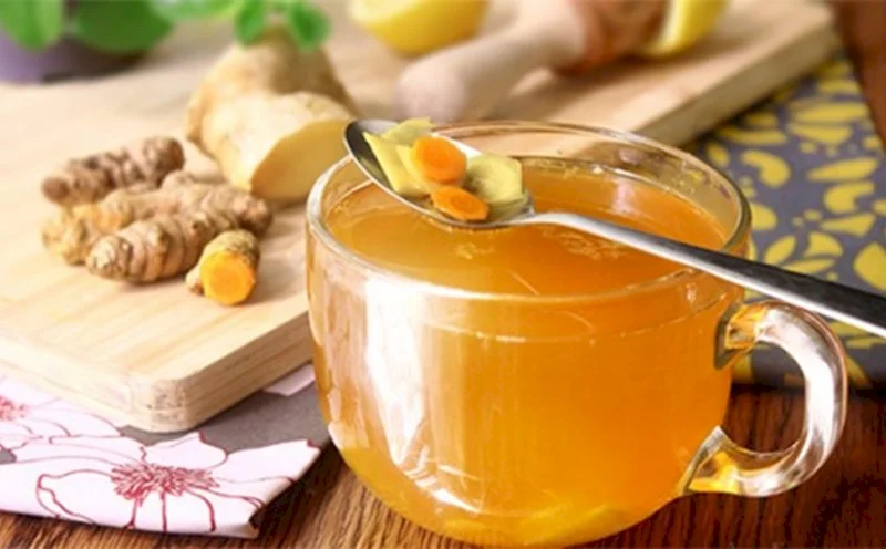Turmeric and ginger tea contains powerful antioxidants, helps protect the kidneys and also helps beautify the skin.