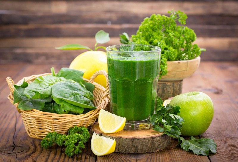 Kết hợp uống nước rau bina cùng các loại rau củ quả khác để tăng hương vị