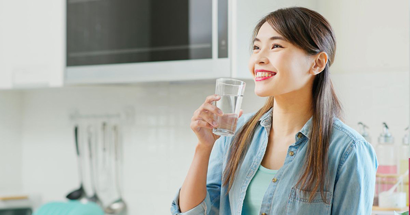 Uống nước vừa đủ sẽ mang đến những lợi ích tốt cho sức khỏe 