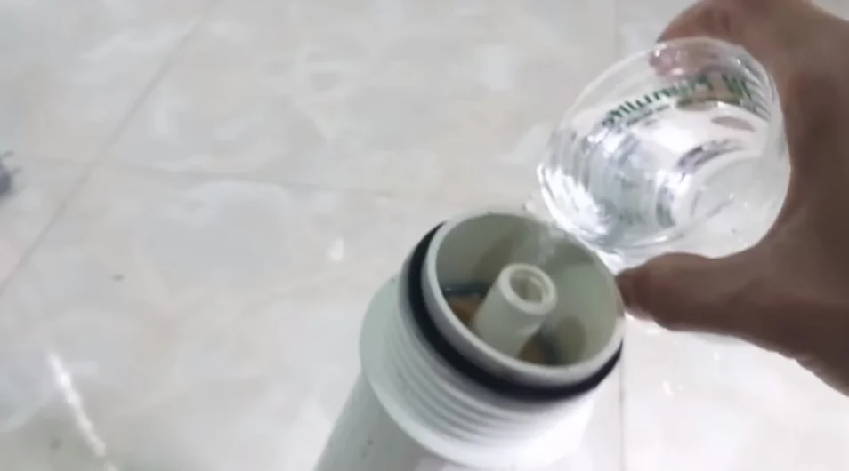 Vệ sinh màng lọc RO bằng dung dịch axit đánh tan các vết cặn bẩn kim loại, chất rắn hòa tan