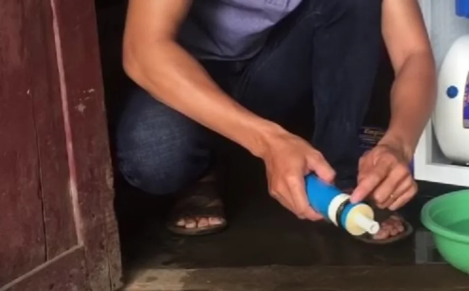 Vệ sinh màng RO bằng cách nhúng qua nước và gõ đều quanh đầu màng lọc