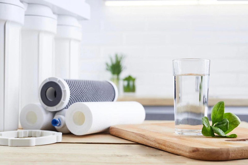 Vệ sinh máy bằng khăn mềm và nước sạch