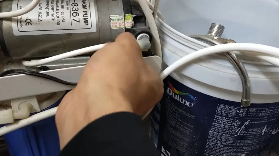 Khi bình áp không tích nước do lõi lọc bị e khí cần tiến hành xả khí