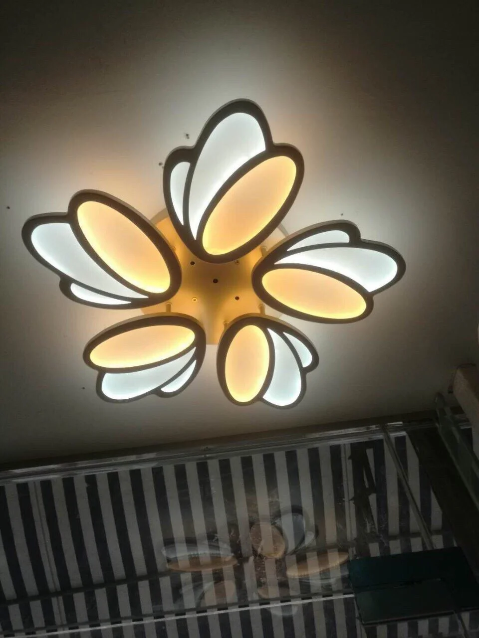 Đèn ốp trần phòng khách hiện đại Jane 5 cánh HTOP-004