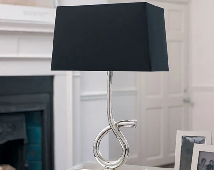 Đèn để bàn phòng ngủ chân xoắn