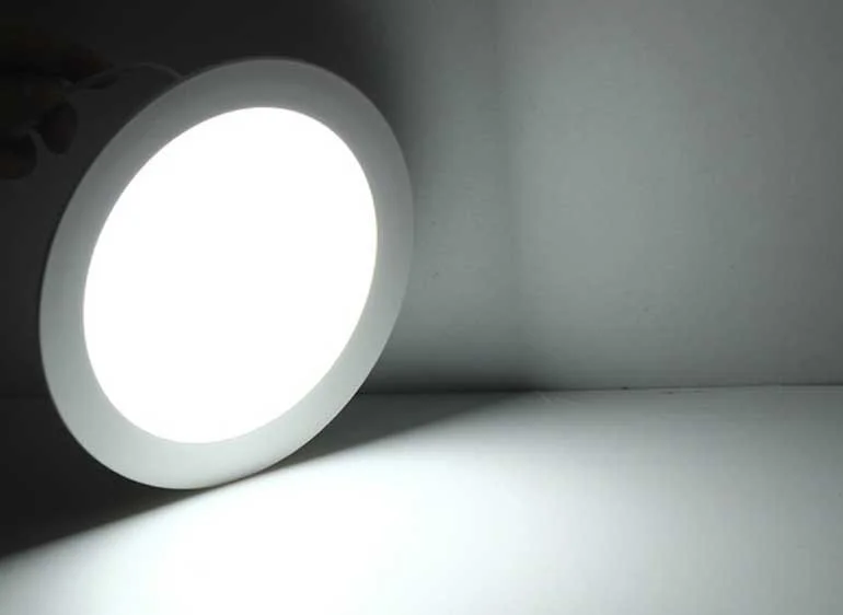 den-led-am-tran-loai-nao-tot-6