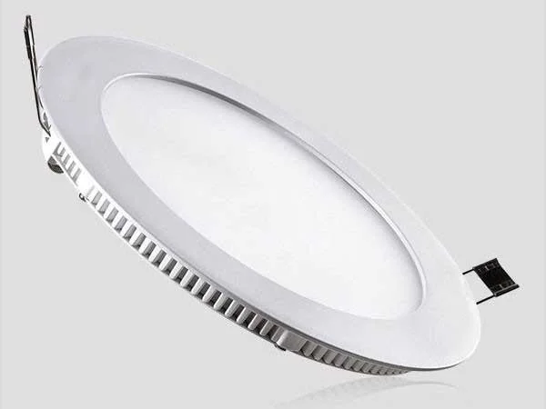 den-led-am-tran-loai-nao-tot-7