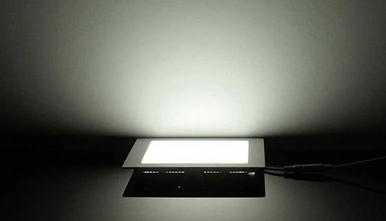 den-led-am-tran-loai-nao-tot-10