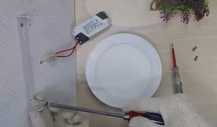 Hướng dẫn cách lắp đèn led ốp trần nôi cach-lap-den-op-tran-noi-3