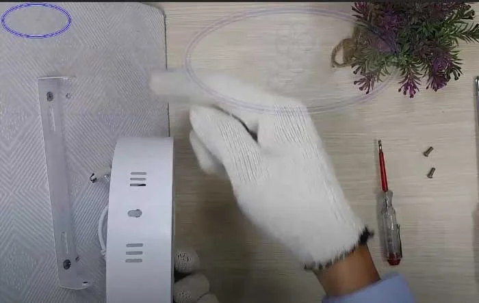 Cách lắp đèn ốp trần nổi cach-lap-den-op-tran-noi-5