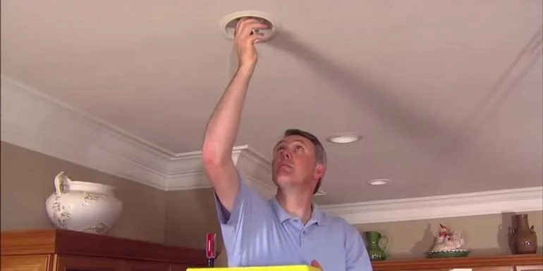 cách thay bóng đèn led âm trần