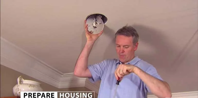 cách thay bóng đèn led âm trần