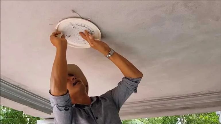 cách thay bóng đèn led ốp trần