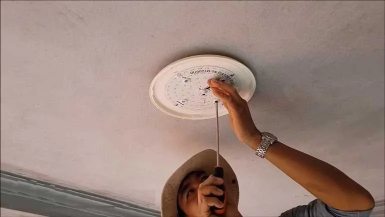 Cách thay bóng đèn led tròn