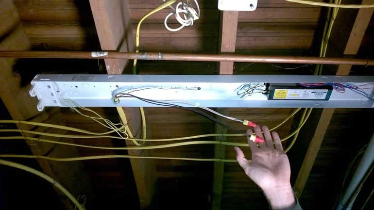 cách thay bóng đèn led tròn