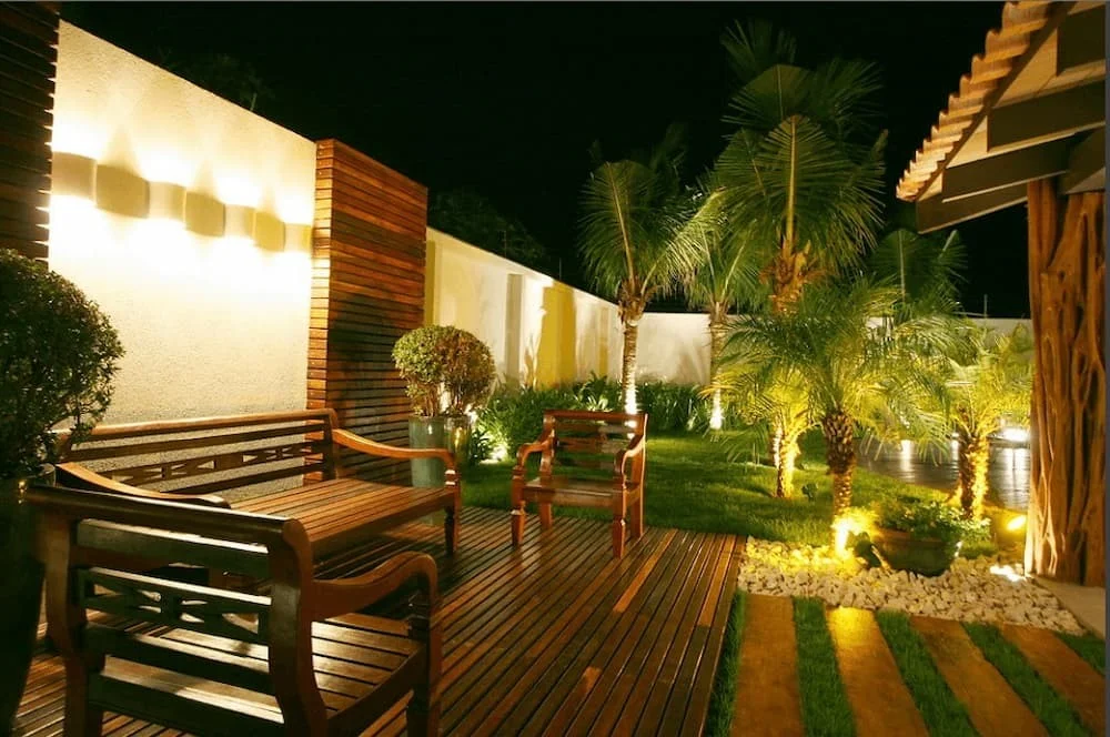 Đèn led pha hắt cây trang trí ngoài vườn