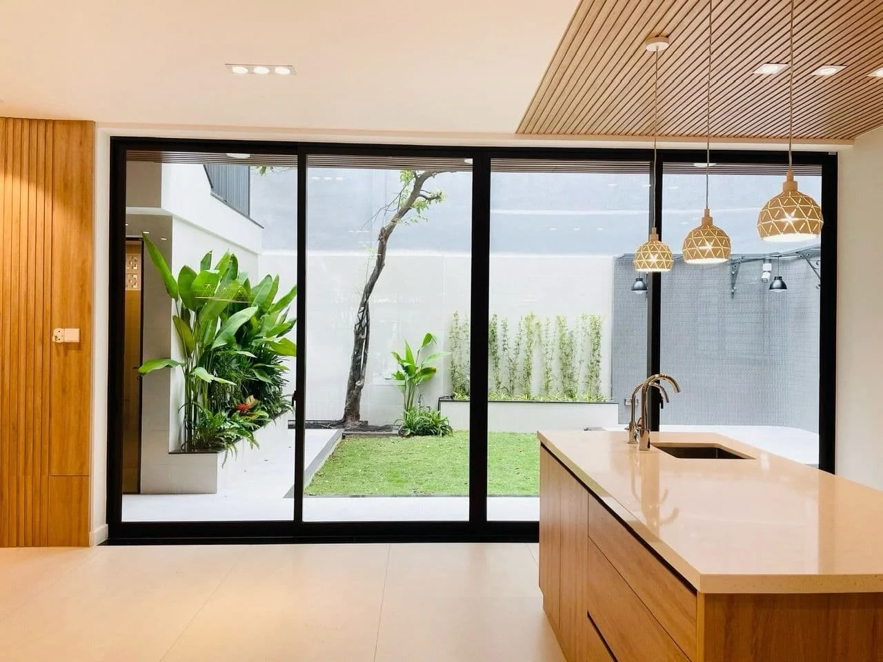 Cửa nhôm 4 cánh đẹp, tạo cảm giác mở rộng và thoáng mát cho không gian sống hiện đại (Nguồn: TOSTEM)