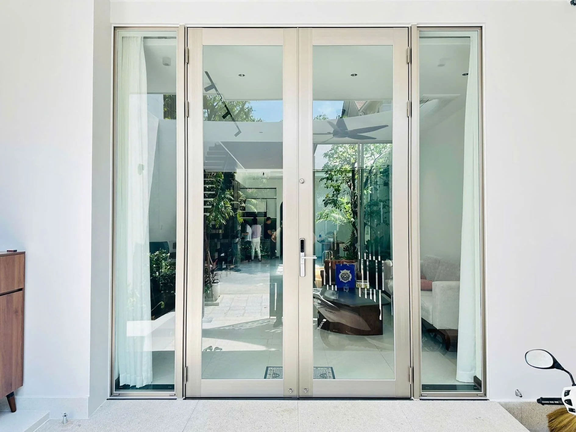 Cửa nhôm mở quay là kiểu cửa nhôm phổ biến nhất hiện nay (Nguồn: TOSTEM)