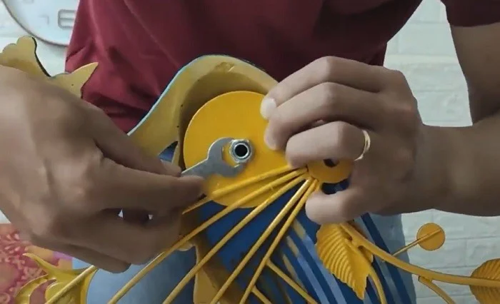 cách lắp đồng hồ dán tường