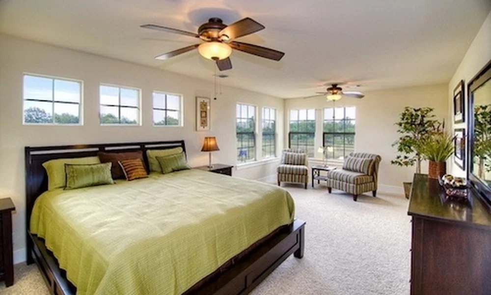 co-nen-lap-quat-tran-trong-phong-ngu-khong-2