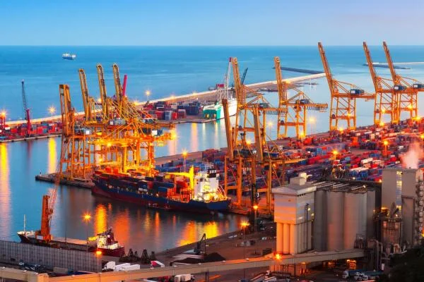 Ưu tiên phát triển hệ thống logistics gắn với cảng biển, cảng hàng không tại miền Trung