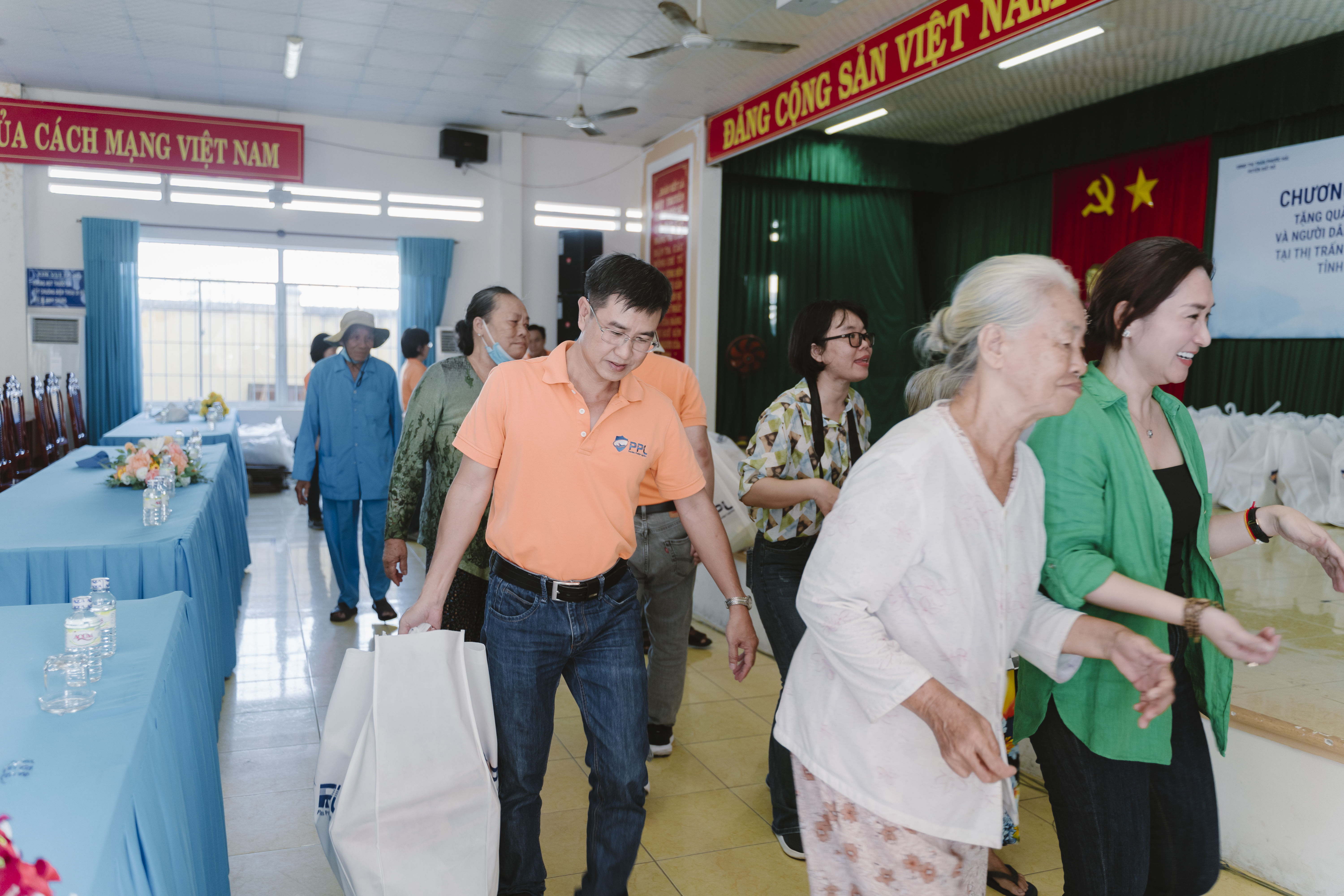 TRAO%20QUA%CC%80%20TT%20%28100%29