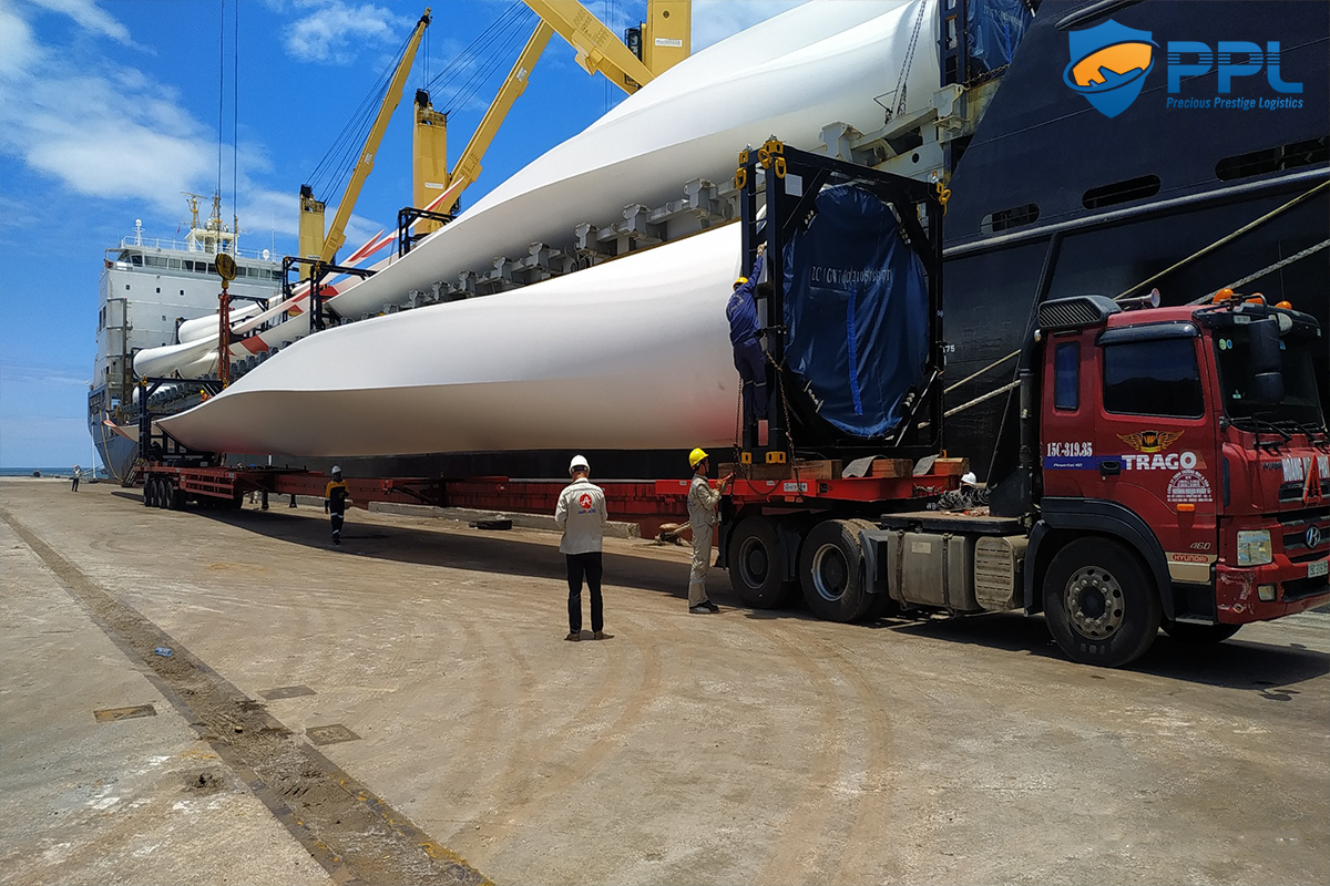 Boc-do-canh-quat-dien-gio-tu-tau-xuong-bai-cang