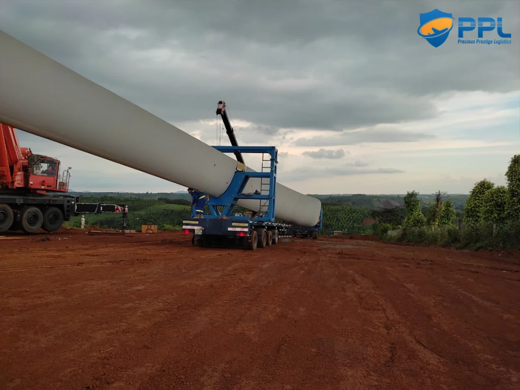 Ha-canh-quat-dien-gio-sieu-truong-sieu-trong-vao-bai-Dak-Nong-1024x768