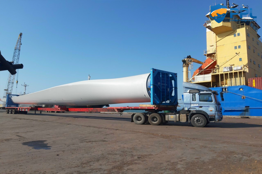 Trung-chuyen-hang-sieu-truong-canh-tua-bin-dien-gio-tu-tau-ra-bai-cang-Hon-La-1024x683