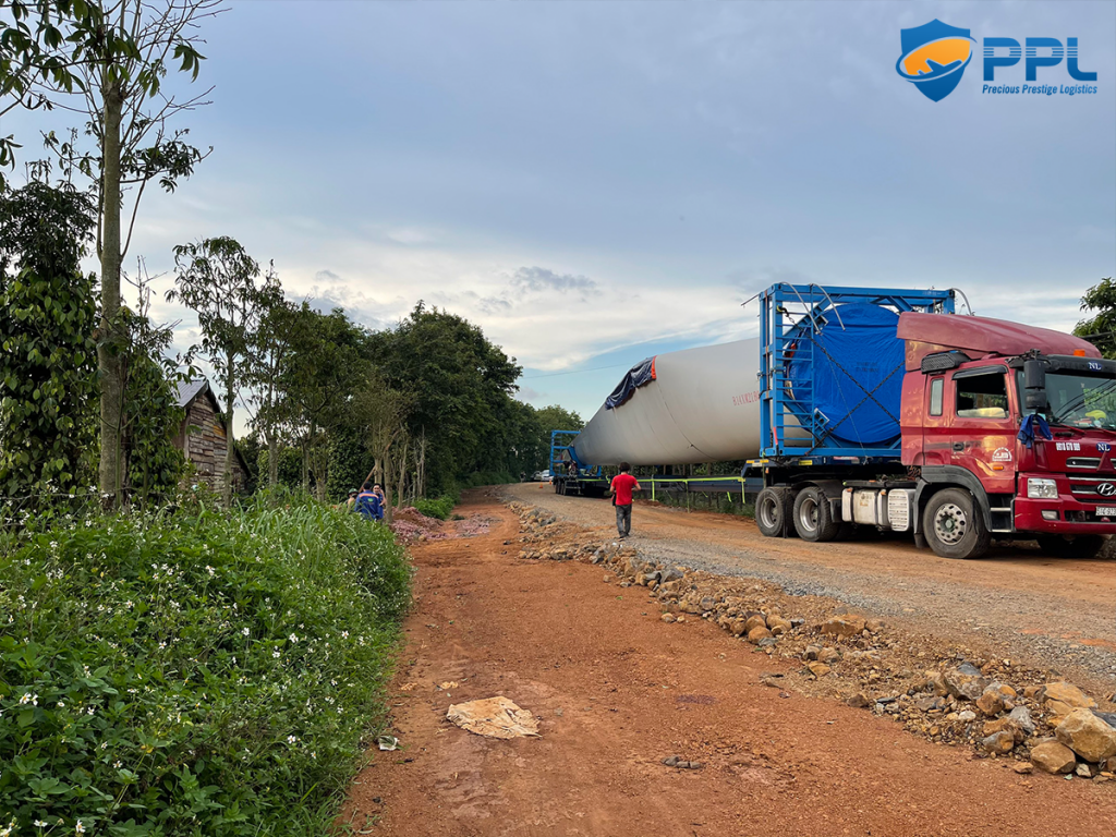 Van-chuyen-canh-quat-tua-bin-gio-tren-duong-nui-1024x768