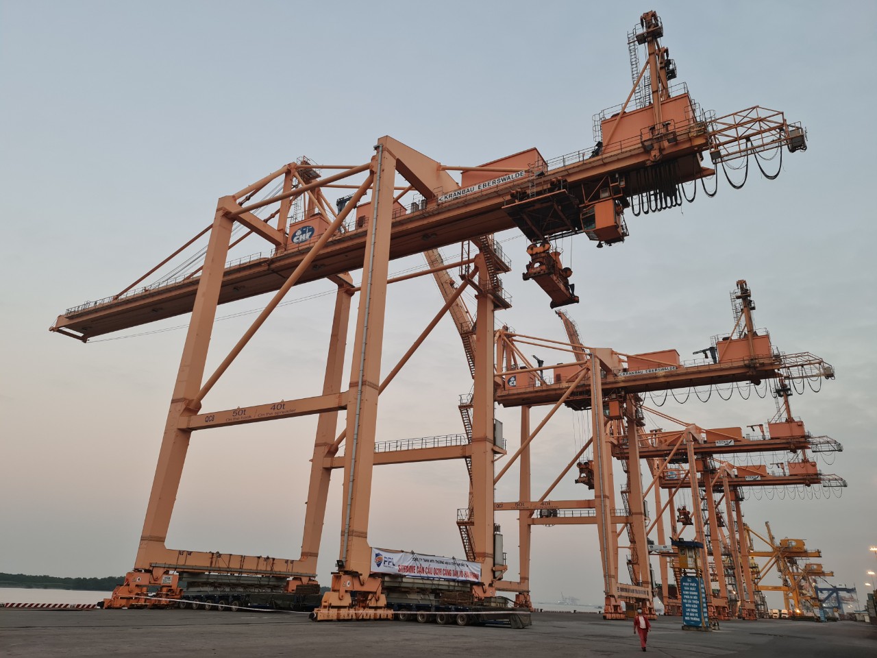 cau-hang-tram-tan-dang-chuan-bi-duoc-di-chuyen