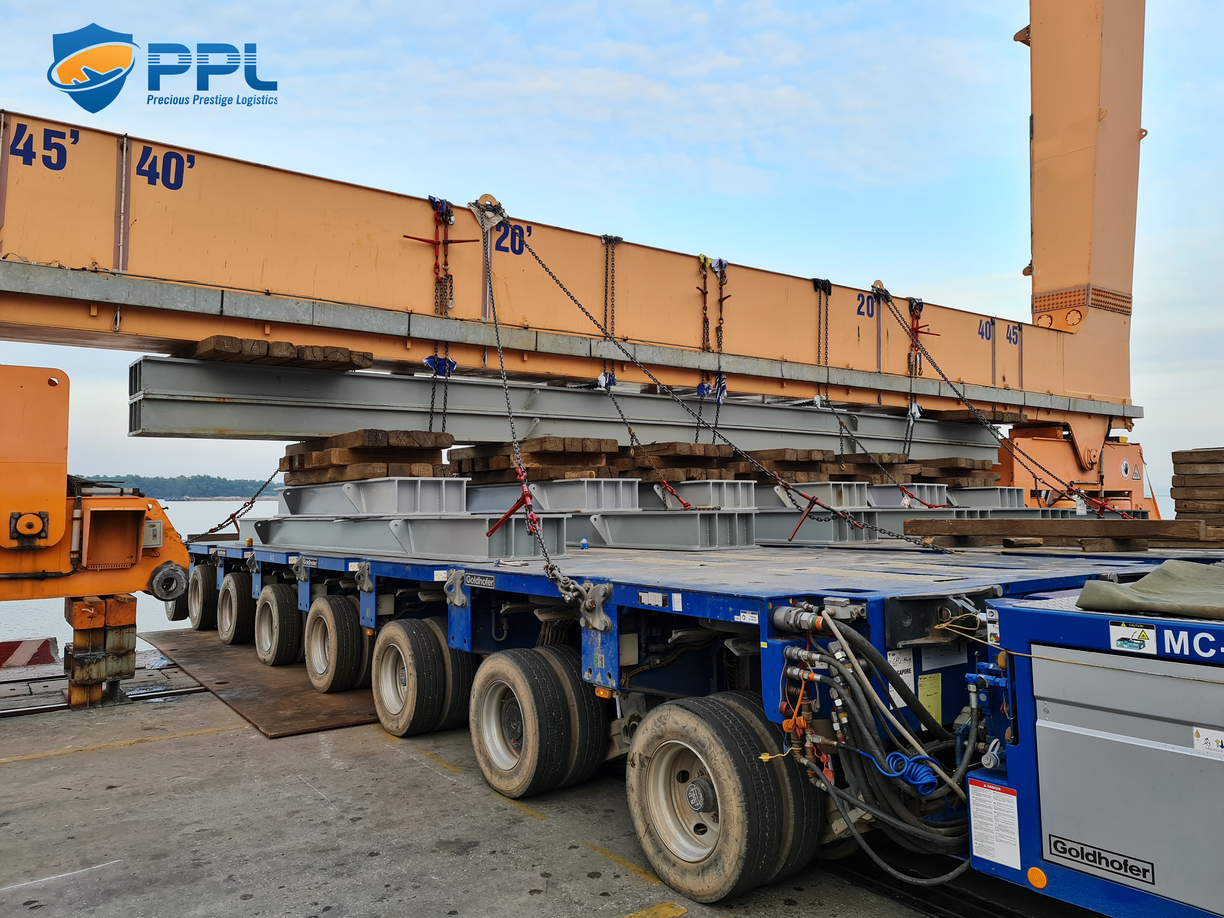 chang-buoc-trailer-vao-cau