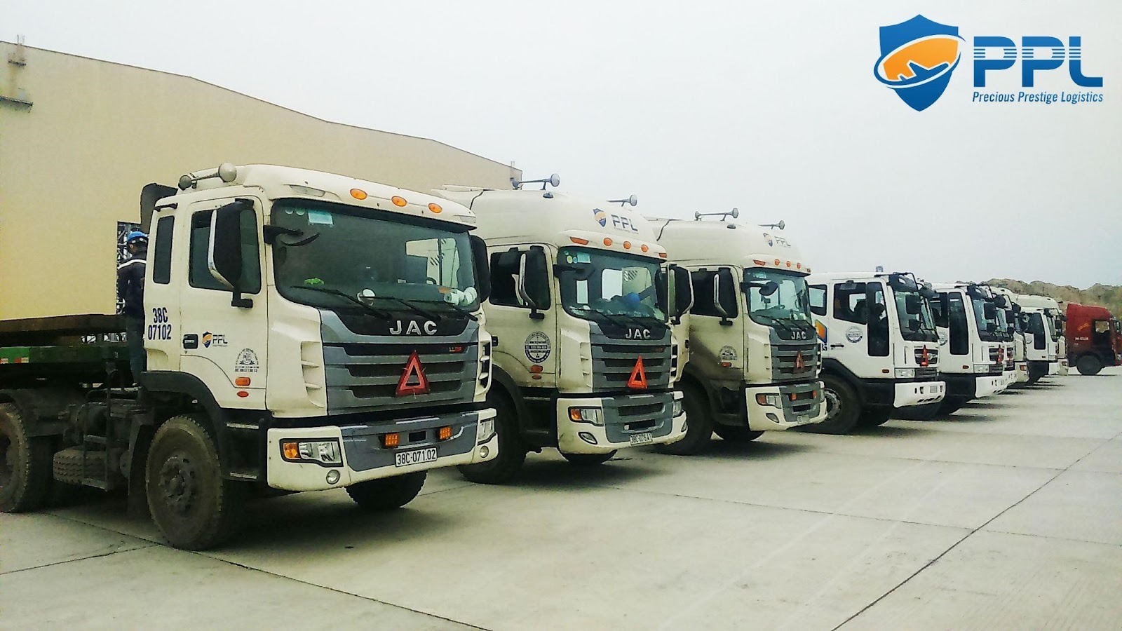 mot-doi-xe-phuc-vu-van-tai-cho-nha-may-san-xuat