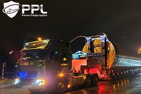 Xe chở thiết bị điện gió trong đêm, công việc cực khó