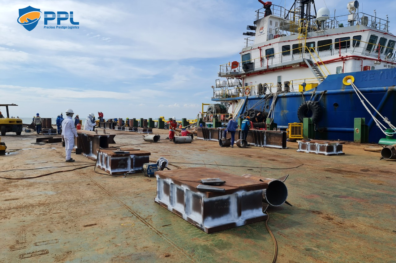 Chuẩn bị trang thiết bị để load out 2 module Kanfa tại cảng PV Shipyard