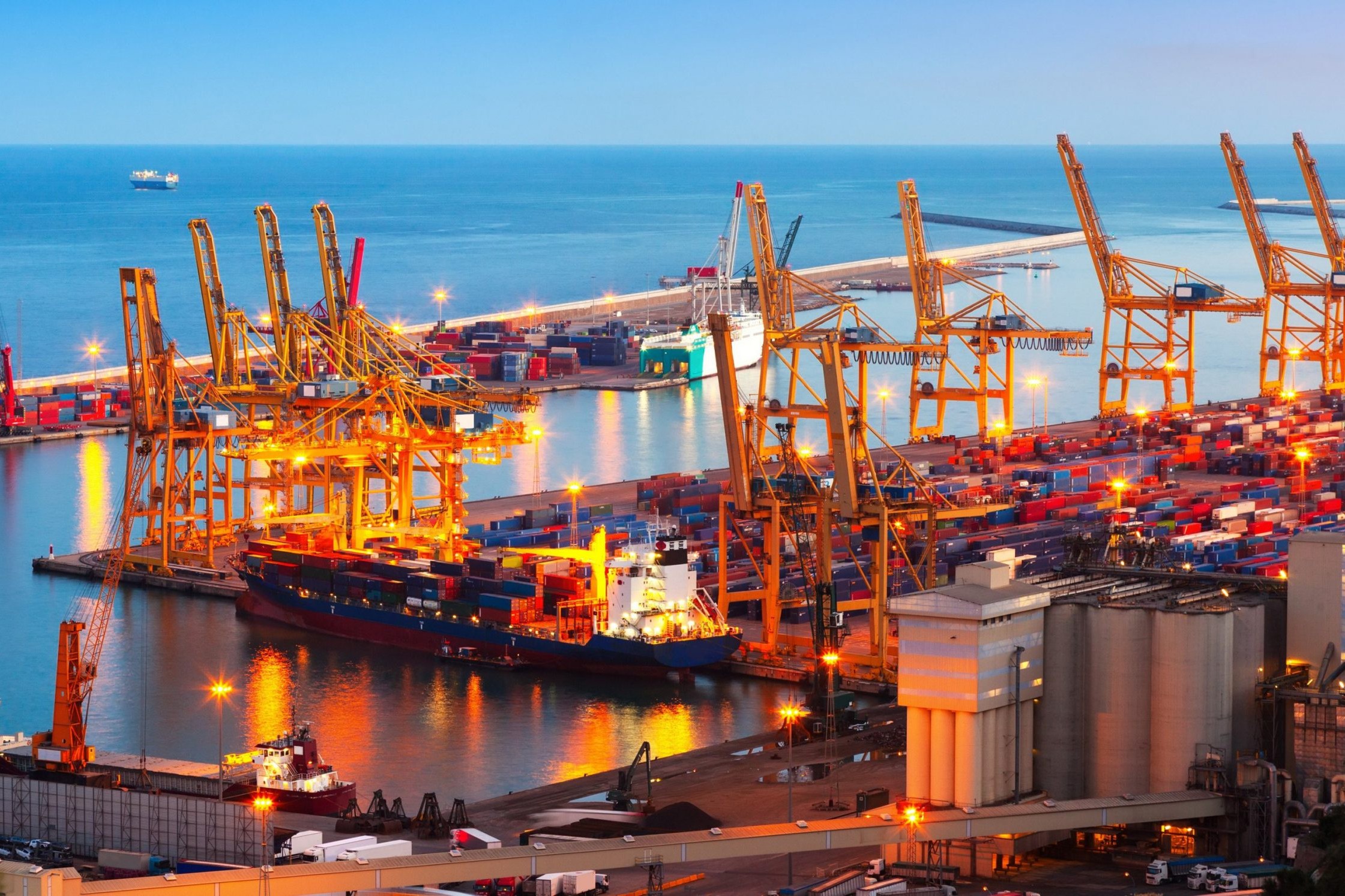 Ưu tiên phát triển hệ thống logistics gắn với cảng biển, cảng hàng không tại miền Trung