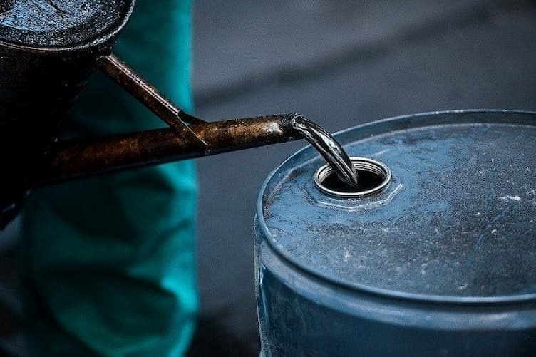 Anh nới lỏng lệnh trừng phạt dầu mỏ Nga khi giá nhiên liệu tăng vọt