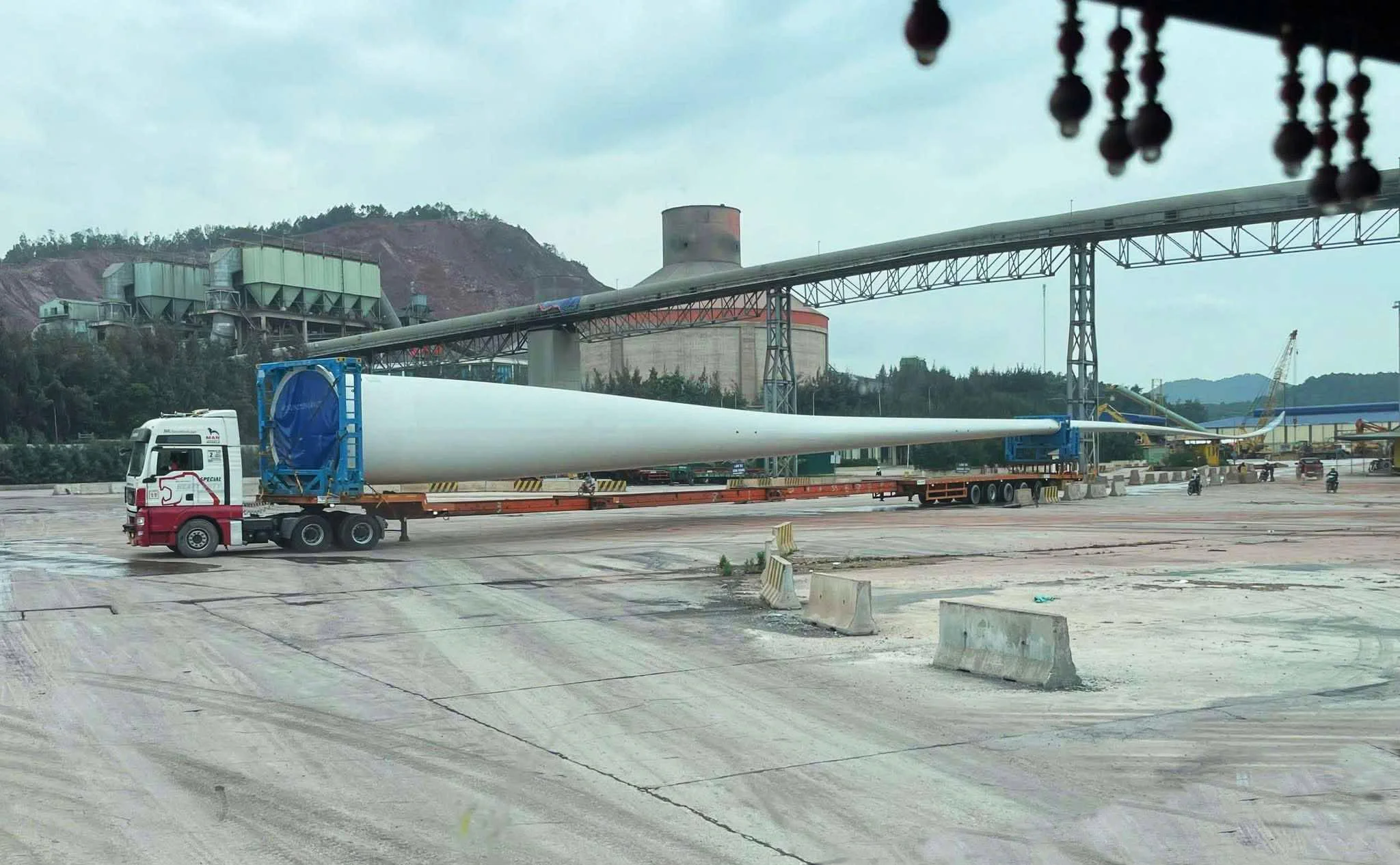 Lô 10 cấu kiện của hệ thống điện gió được Sở Xây dựng Nghệ An cấp giấy phép vận chuyển hàng quá khổ từ cảng VISSAI đi cửa khẩu Thanh Thuỷ.